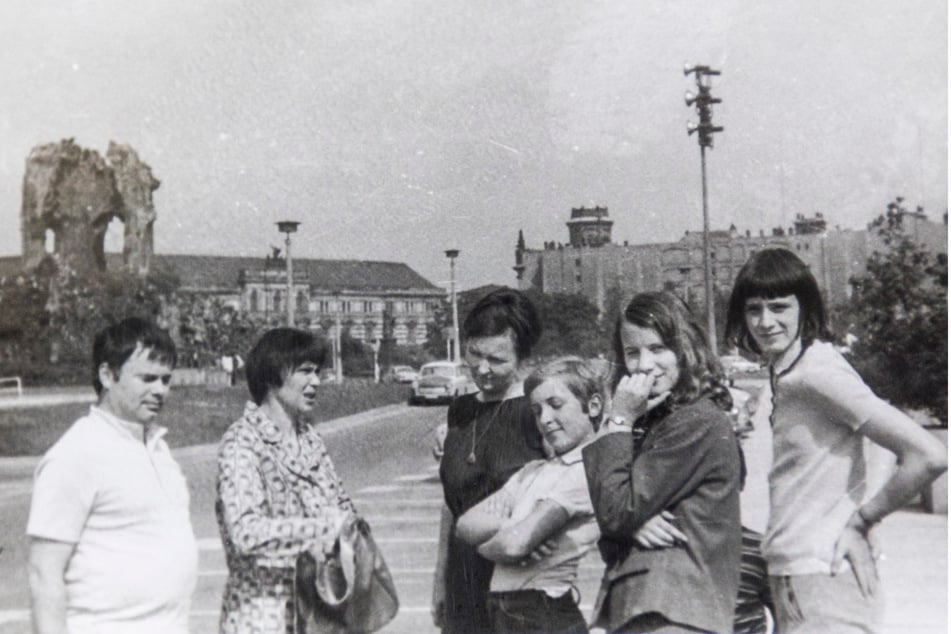 Ruth (2.v.l.) mit ihrem Mann Klaus (†80) und befreundeten Gästen aus Tschechien nach der Wende am Neumarkt.