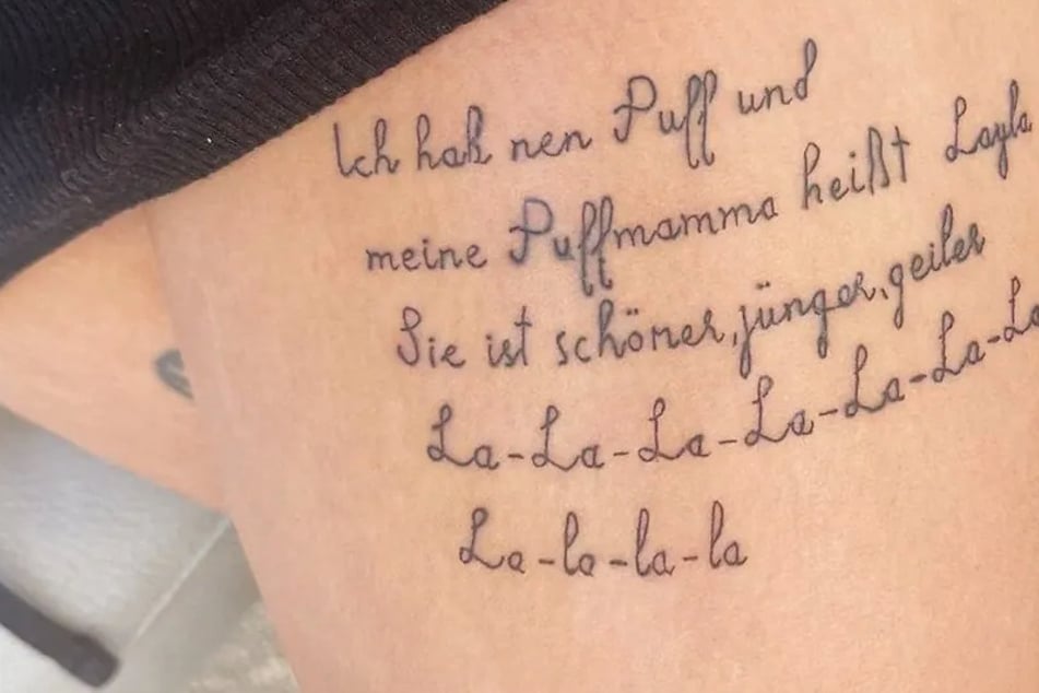 Die Lyrics von "Layla" trägt diese Frau als Tattoo.
