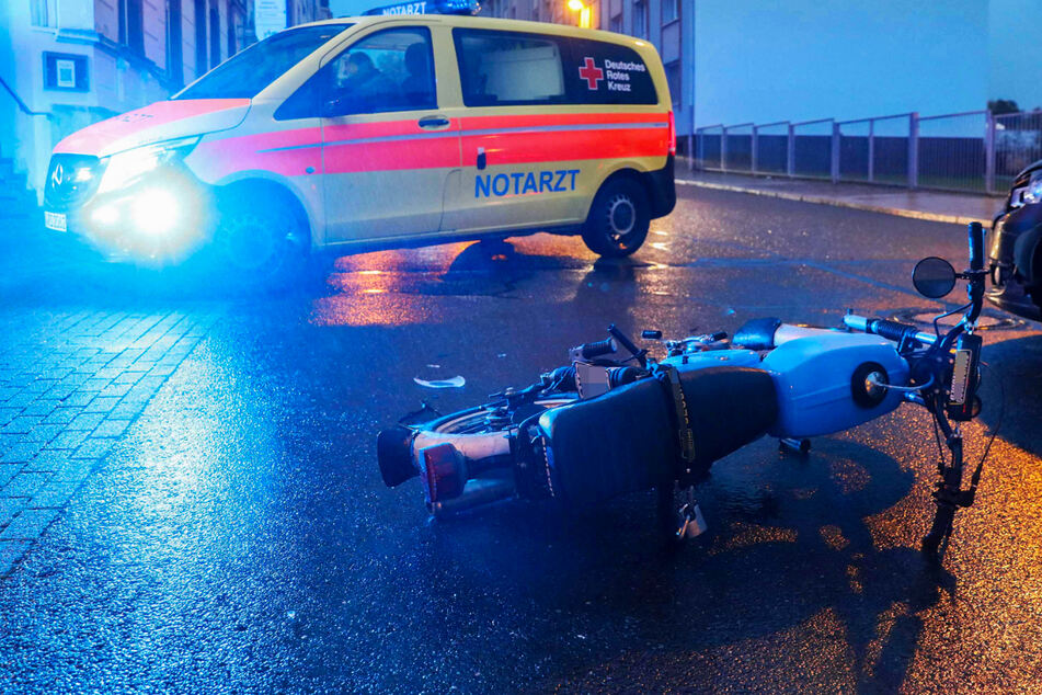 Kreuzungs-Crash mit Moped: Jugendlicher im Krankenhaus