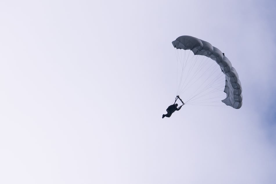Ein Fallschirmspringer hatte Glück im Unglück: Im letzten Moment öffnete sich doch noch der Reservefallschirm. (Symbolbild)