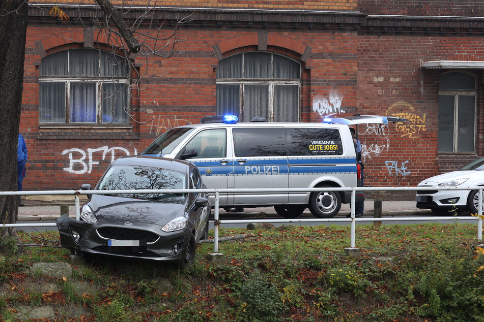 Die Fahrerin des Fords wurde verletzt und in ein Krankenhaus gebracht.