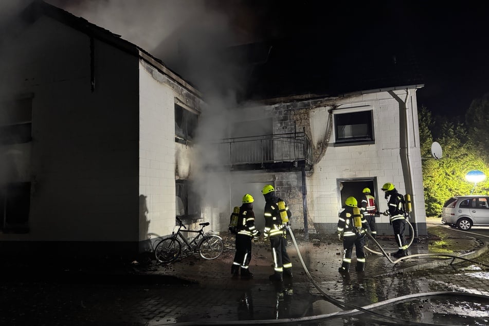 Dutzende Kräfte waren im Einsatz. Das Gebäude war zunächst nicht mehr bewohnbar.