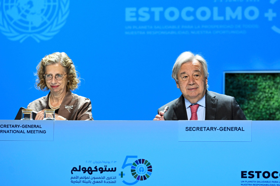 Antonio Guterres, Generalsekretär der Vereinten Nationen, sitzt neben Inger Anderse, Exekutivdirektorin des UN-Umweltprogramms.