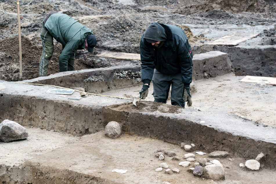 Archäologen arbeiten an einer Fundstelle bei einer Ausgrabung des archäologischen Landesamtes Schleswig-Holstein (ALSH). (Symbolfoto)
