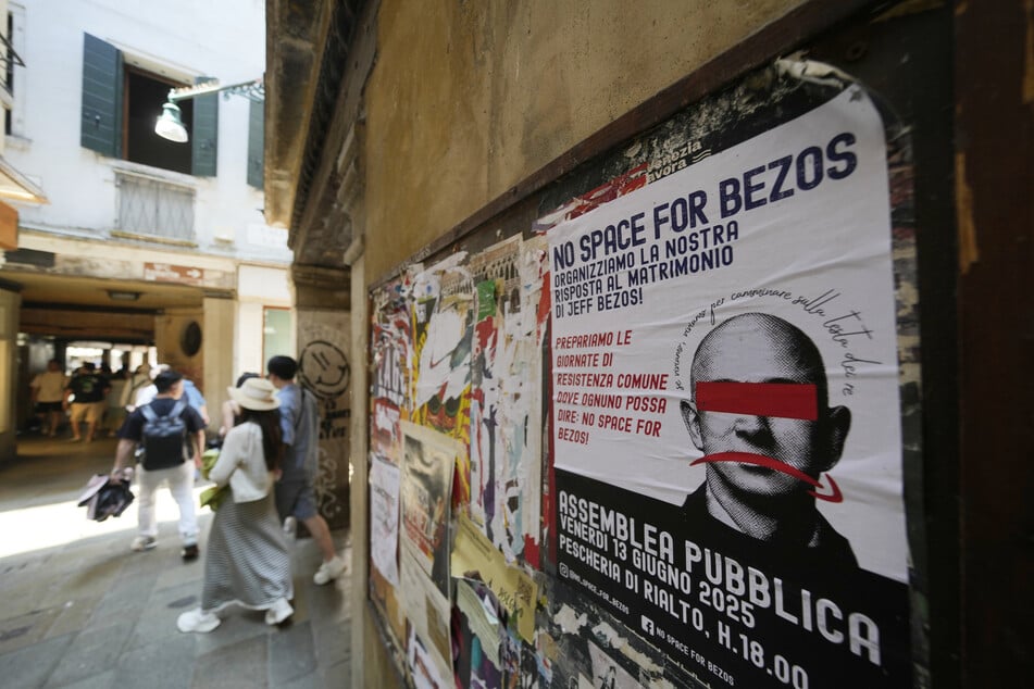 Ein Protestplakat mit der Aufschrift "Kein Platz für Bezos" ist an einer Wand angebracht.