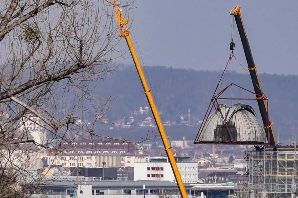 Dresden: Zwölf Tonnen schwere Kuppel abmontiert: Was ist am Beyer-Bau in Dresden los?