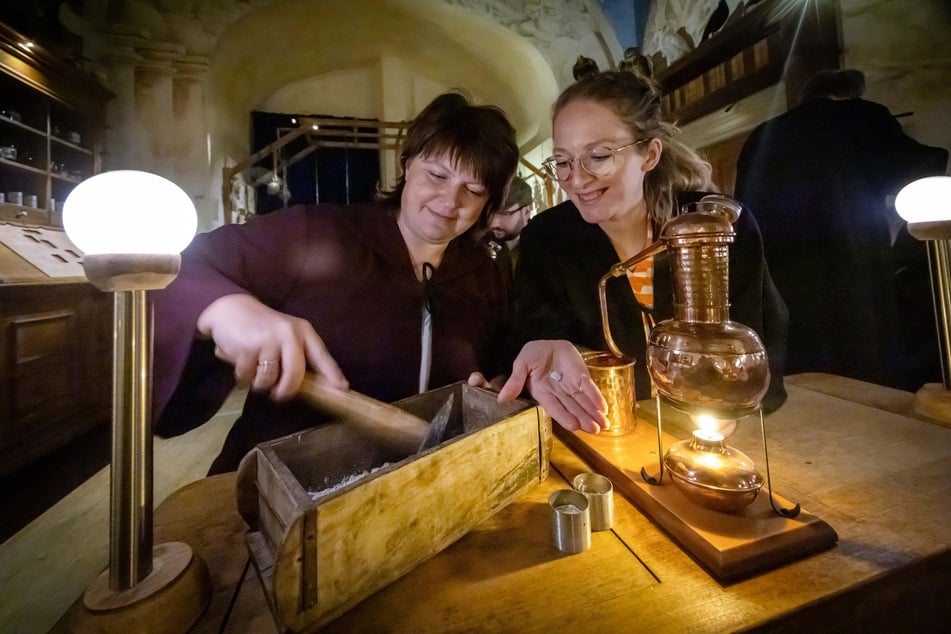 Hier müssen Besucher mitarbeiten: Die Museumsmitarbeiterinnen Tina Kurz und Maria Schade zertrümmern mit einem Hammer das Gestein.