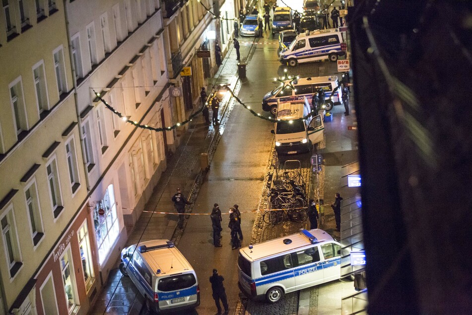 Zahlreiche Einsatzkräfte versammelten sich am Ort des Geschehens.