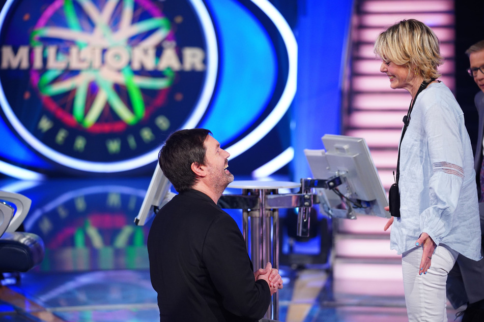 Einen Heiratsantrag macht Kandidat Thomas Berg seiner Lebensgefährtin Julia Kadic während der RTL-Quizshow "Wer wird Millionär?".