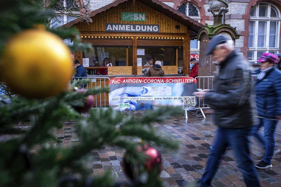 Auf den Weihnachtsmärkten, wie hier in Schwerin, gilt noch die 2G-Regelung.
