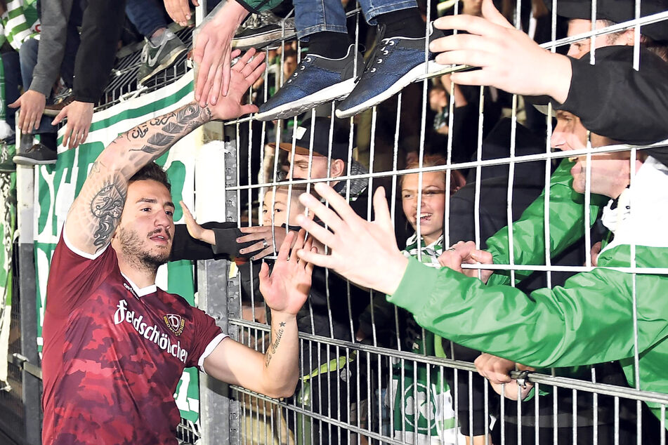 Das Dynamo-Trikot passt Sercan Sararer schon gut - das schnappte er sich allerdings nach einem Heimspiel seines damaligen Vereins Greuther Fürth gegen Dresden.