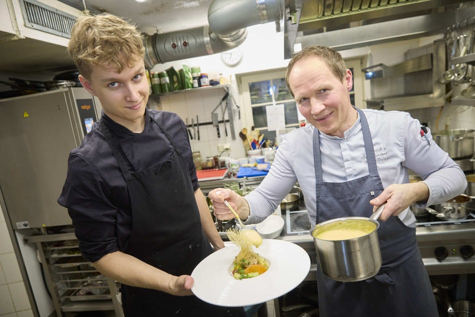 Bei den "Kochsternstunden" im Vorjahr erinnerten Chefkoch Olaf Kranz (46, r.) und Jungkoch Vincent Rosinski (22) an das Gastrojubiläum.