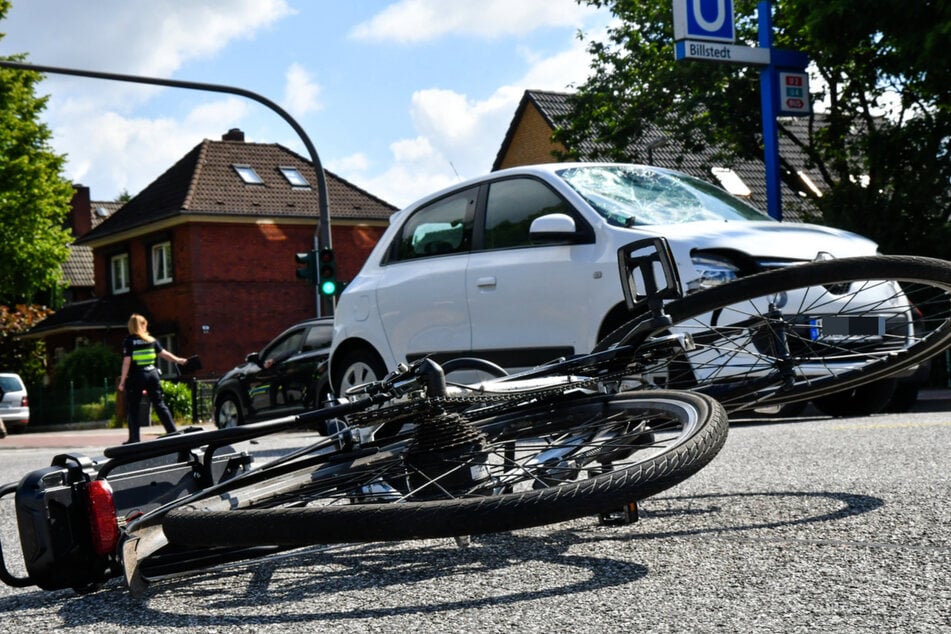Radfahrer wird von Auto angefahren und gegen Frontscheibe geschleudert
