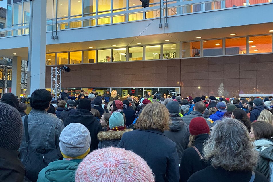 Hunderte Dresdnerinnen und Dresdner versammelten sich zum Bürgersingen vor dem Kulturpalast.