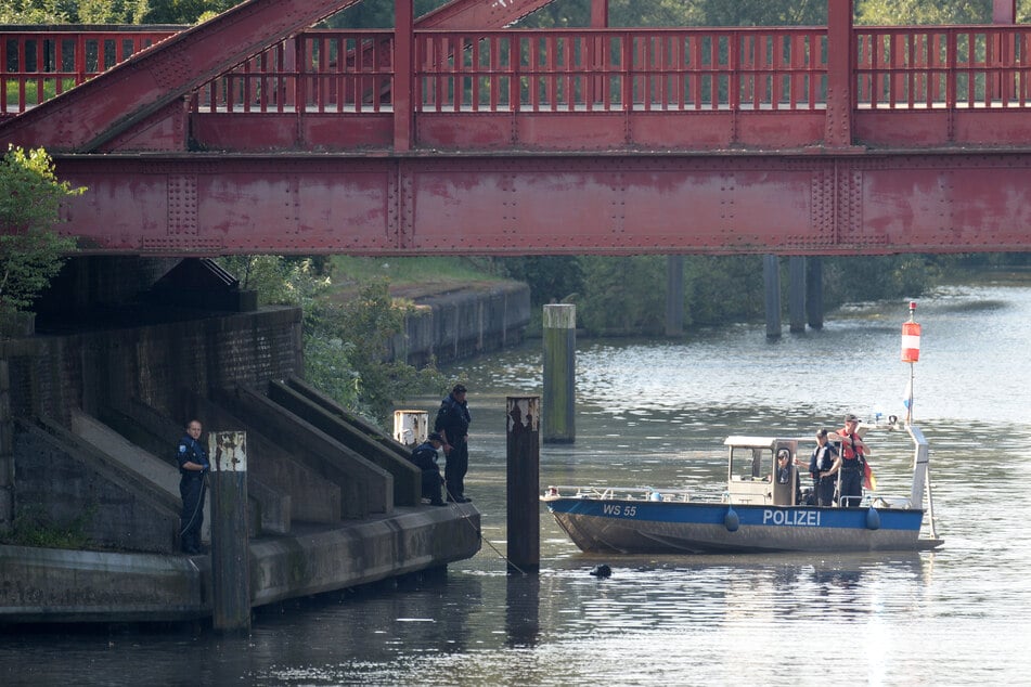 Taucher der Polizei suchen im Tiefstackkanal nach Leichenteilen.