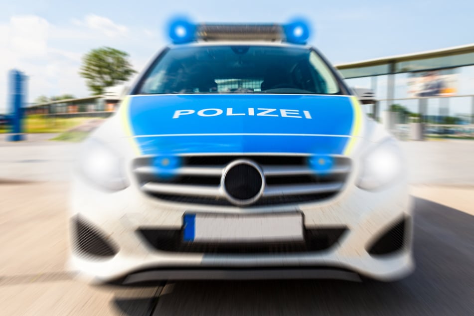 Die Polizei stellte den jungen Mann (22), nachdem er zwei Autos beschädigt hatte. (Symbolfoto)