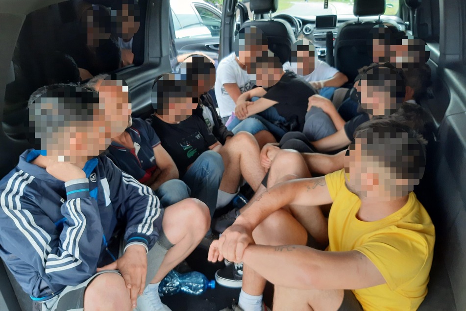 13 Migranten wurde im Mercedes Vito nach Deutschland eingeschleust.
