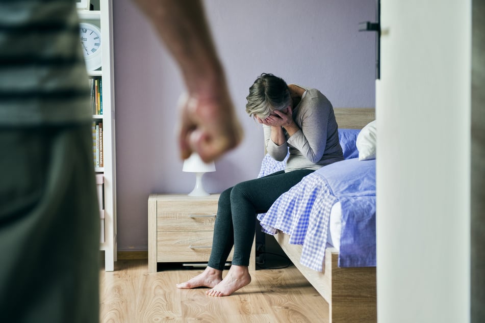 Der 27-Jährige soll seine 30 Jahre alte Ehefrau mit solcher Wucht getreten und geschlagen haben, dass sie mehrere Rippenbrüche und eine Lungenquetschung erlitt und im Krankenhaus notoperiert werden musste (Symbolfoto).