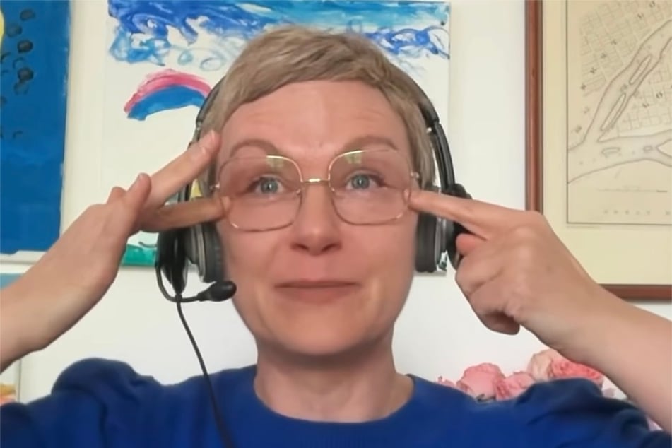 Im Video-Podcast mit Moderator Daniel Boschmann (45) kann Karen Heinrichs (52) ihre Tränen nicht zurückhalten, als sie über ihre Tochter spricht.