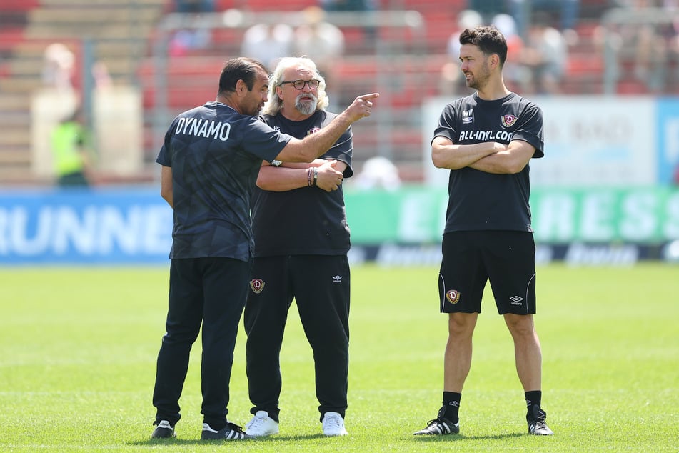Im Saisonfinale 2023/24 bildete Weiße (r.) das Interims-Trainertrio mit Ulf Kirsten (60, l.) und Heiko Scholz (60).