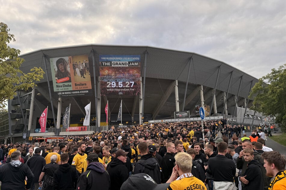 Obwohl es noch rund zwei Stunden bis Anpfiff sind, stehen schon viele Fans vor den Stadiontoren bereit zum Einlass.