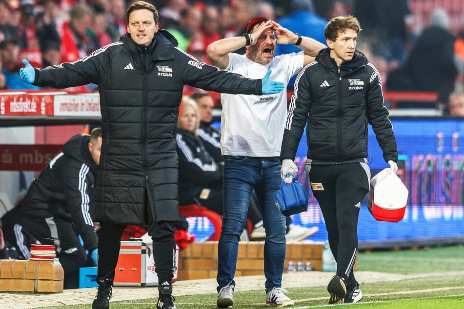 Steffen Baumgart (53, M.) kann die Schiedsrichter-Entscheidungen nicht immer verstehen.