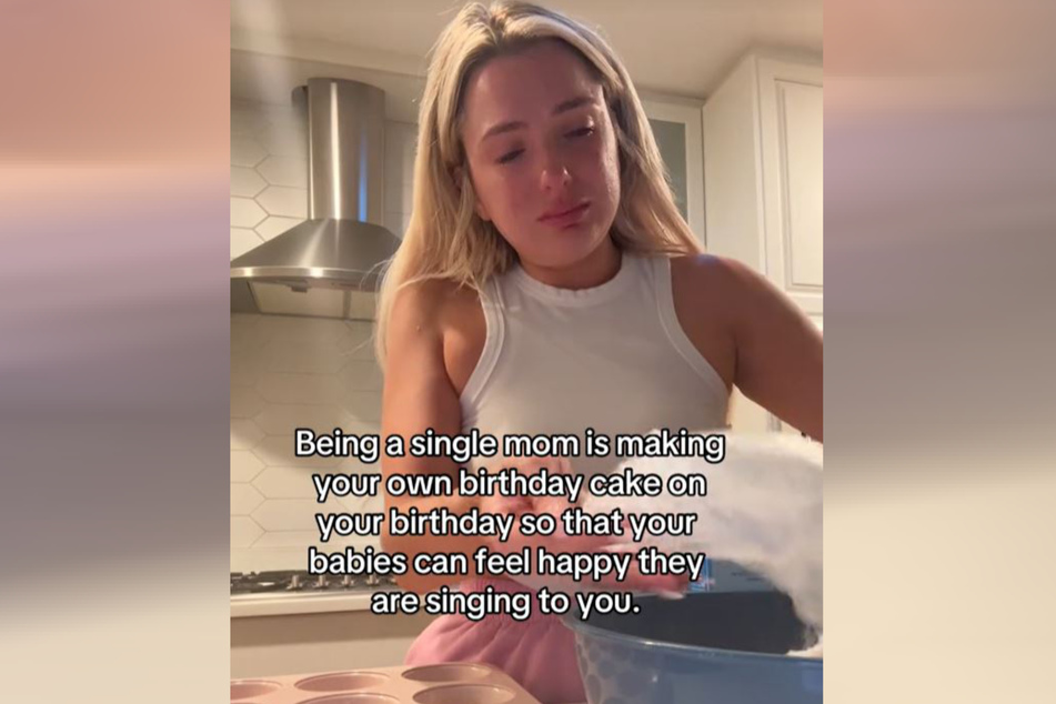 "Eine Single-Mum zu sein bedeutet, deinen eigenen Geburtstagskuchen an deinem Geburtstag zu backen, damit deine Babys sich happy fühlen und für dich singen können", schreibt Teckenbrock in ihr Video.