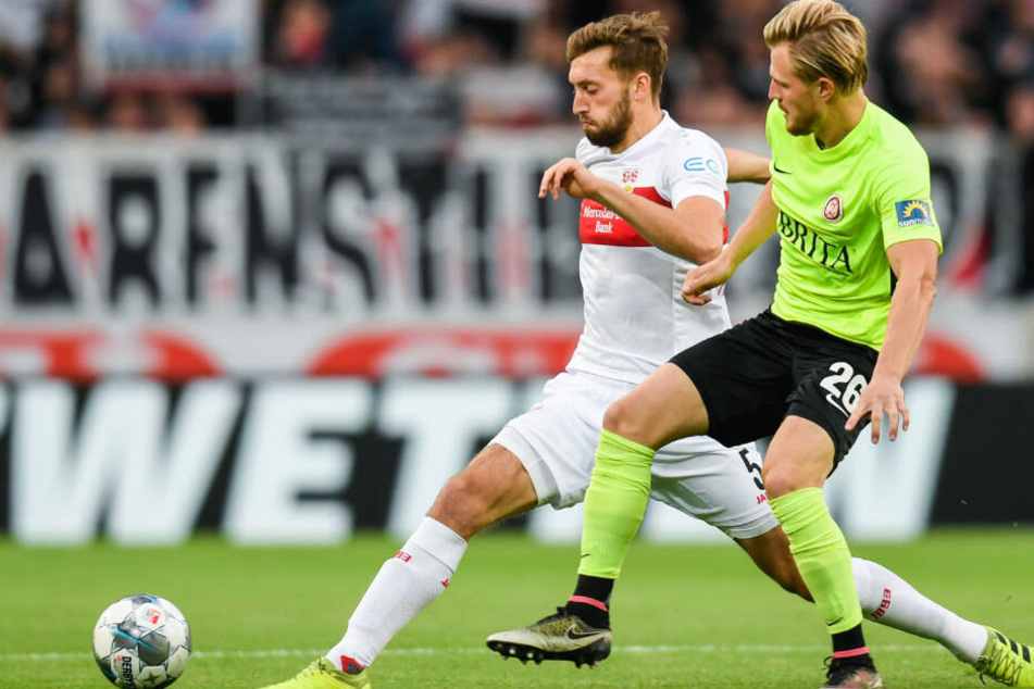 Nathaniel Phillips (l.) vom VfB Stuttgart in Aktion gegen Marcel Titsch Rivero von Wehen Wiesbaden