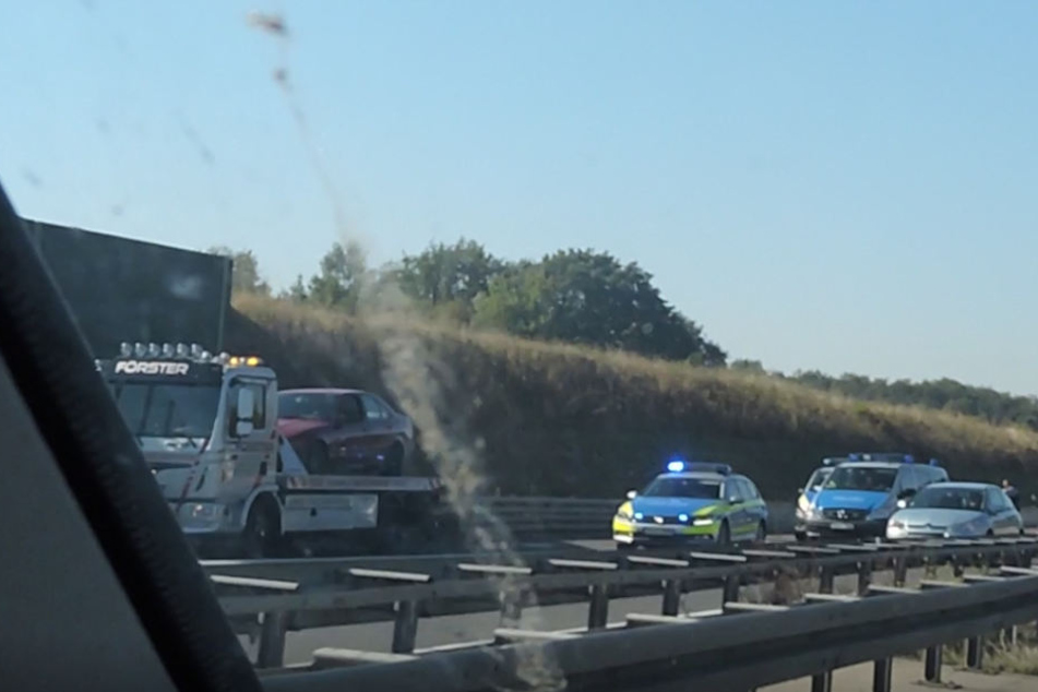 Das Fluchtfahrzeug musste abgeschleppt werden, nachdem es beinahe in Flammen aufgegangen war.