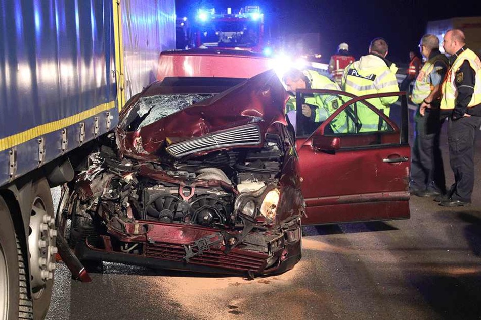 Der Mercedes hat ordentlich was abbekommen.