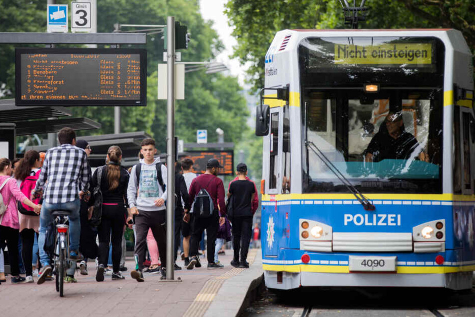 Eine KVB-Bahn in Polizei-Optik am Kölner Neumarkt.