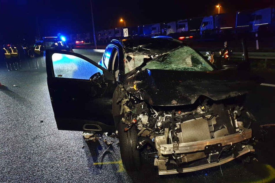Die Front des Autos ist massiv zerstört.