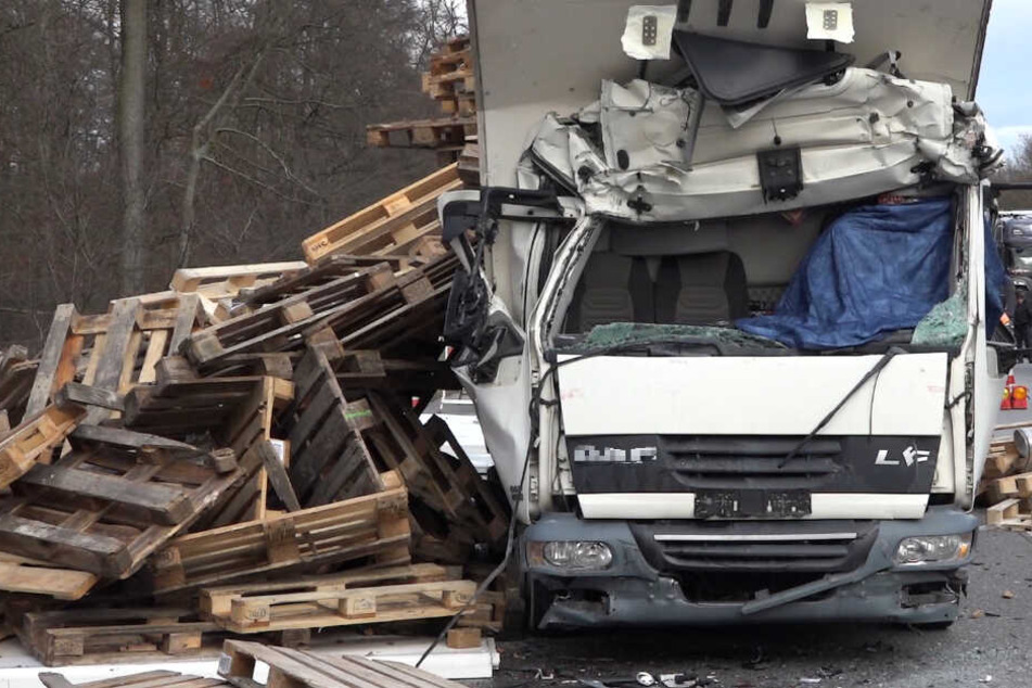 Der Lastwagenfahrer hatte keine Überlebenschance, er starb noch am Unfallort.