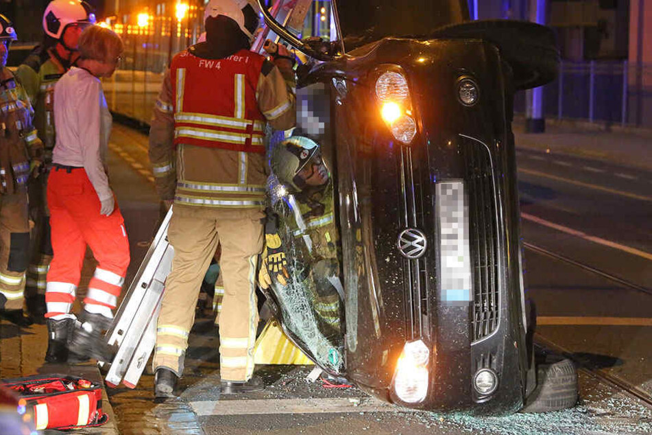 Der Golf-Fahrer musste aus seinem Fahrzeug befreit werden.