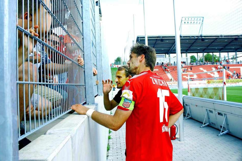 Die beiden FSV-Führungsspieler Ronny König (vorne) und Toni Wachsmuth stellten sich den enttäuschten und besorgten Fans.