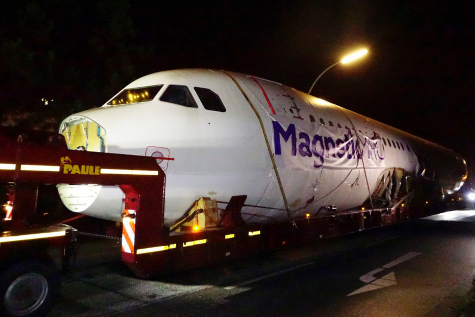 Der 60 Meter lange Rumpf wurde auf einem Anhänger transportiert.