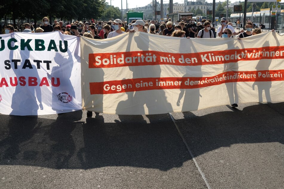 Hunderte Menschen demonstrierten auch am Freitag gegen den Ausbau des Flughafens Leipzig-Halle.