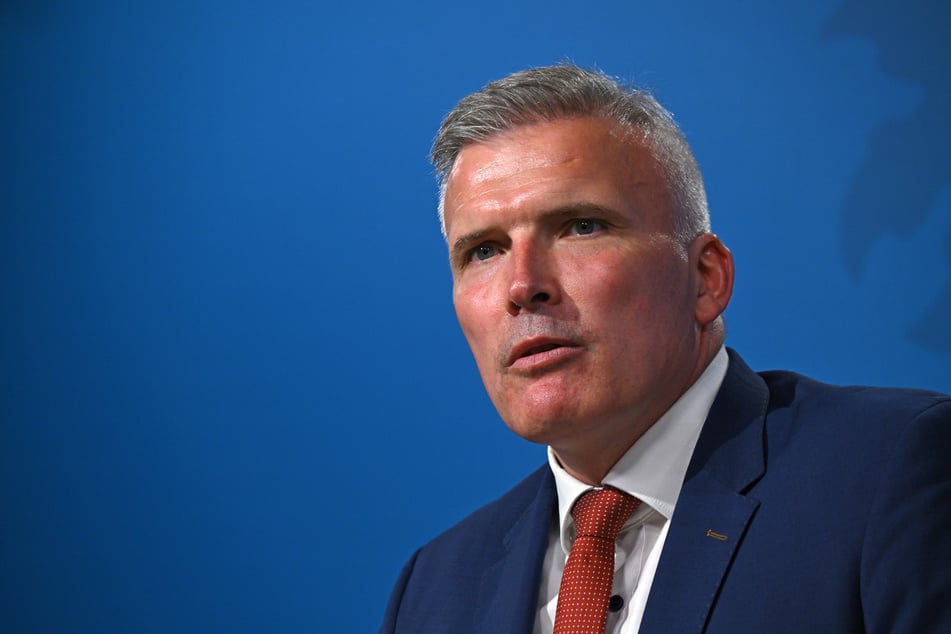 Andreas Bausewein (52, SPD), Staatssekretär für Kommunales, Bevölkerungsschutz und Landesentwicklung von Thüringen, hat dem Landkreis während der Regierungs-Pressekonferenz zum Großbrand bei Gösselsdorf finanzielle Unterstützung zugesagt.