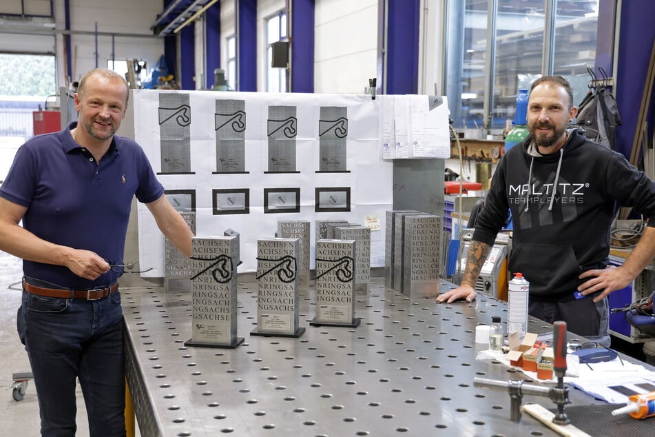 Geschäftsführer Dirk Maltitz (52, l.) und Werkstattleiter Daniel Thiele mit den Trophäen in der Endmontage des Betriebs.