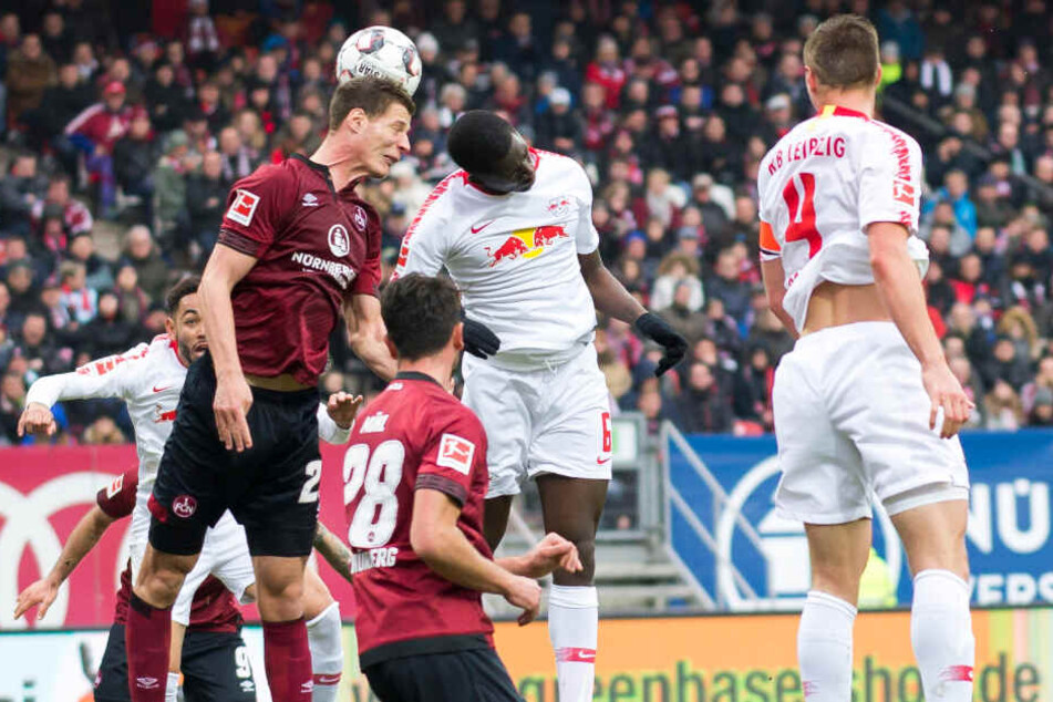 1. FC Nürnberg gegen RB Leipzig: Ibrahima Konate (Mitte, Trikot-Nummer 6) in der Luft im Kopfballduell.