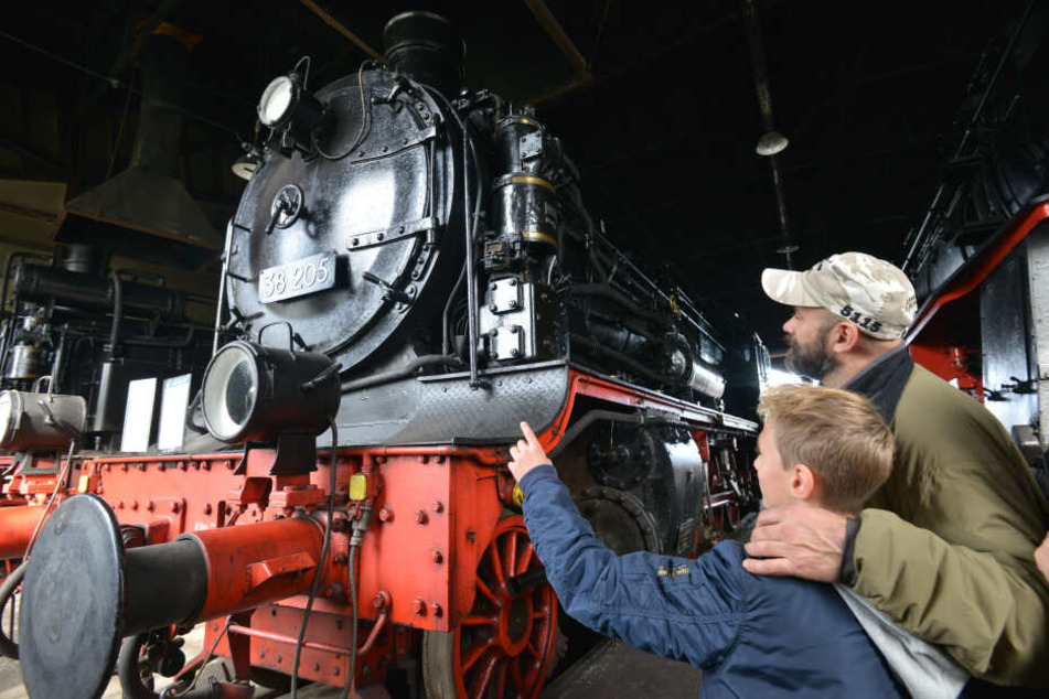 Max (11) und Mike Schulze (50) schauen sich eine Lokomotive im Eisenbahnmuseum an.