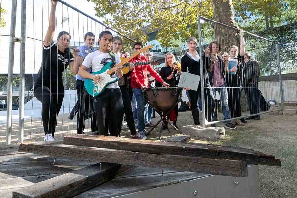 Die Musikstudenten protestierten schon gegen die eingezäunten Sitzbänke. Sie sollen endlich repariert werden.