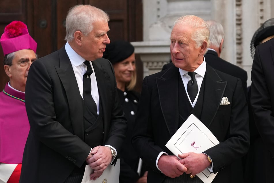 König Charles (77, r.) fand nach der Festnahme seines Bruders Andrew Mountbatten-Windsor deutliche Worte.