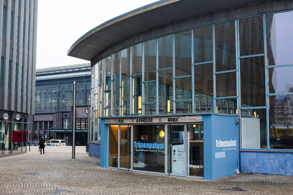 Der Mord soll sich am Sektorenübergang am Bahnhof Friedrichstraße ereignet haben. Die ehemalige Ausreisehalle ist heute als "Tränenpalast" erhalten. (Archivfoto)