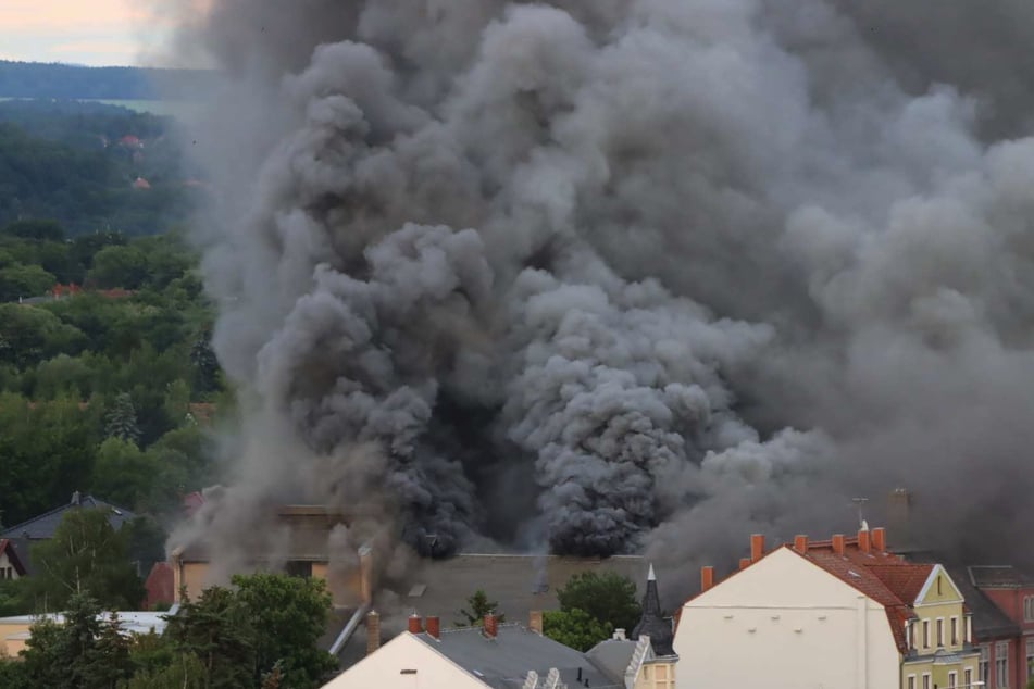 Dunkler Rauch stieg über Dresden auf.