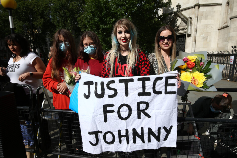Fans von US-Schauspieler Johnny Depp (57) halten am letzten Tag der Anhörungen im Verleumdungsprozess von Depp gegen den Verlag der Boulevardzeitung "The Sun" vor dem High Court in London ein Banner mit der Aufschrift "Gerechtigkeit für Johnny" hoch.