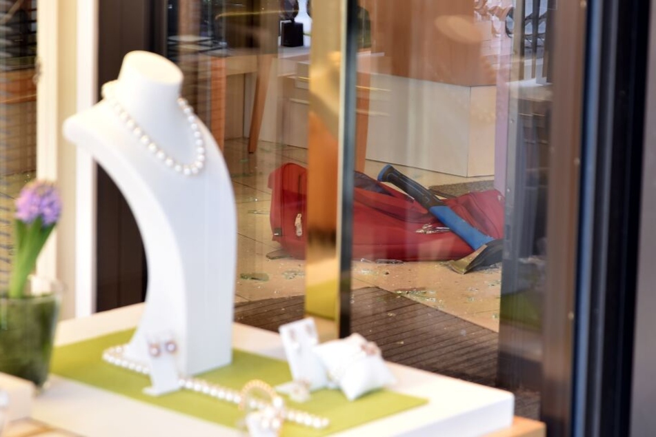 Ein 24-Jähriger hat am Donnerstagnachmittag die Vitrine in einem Juweliergeschäft zerstört und mehrere Ringe geklaut. (Symbolbild)