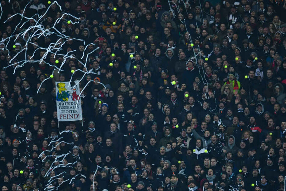 So protestieren die Fans der Eintracht gegen Montagsspiele ...