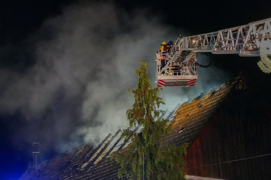 Die Feuerwehr löscht den Dachstuhl.