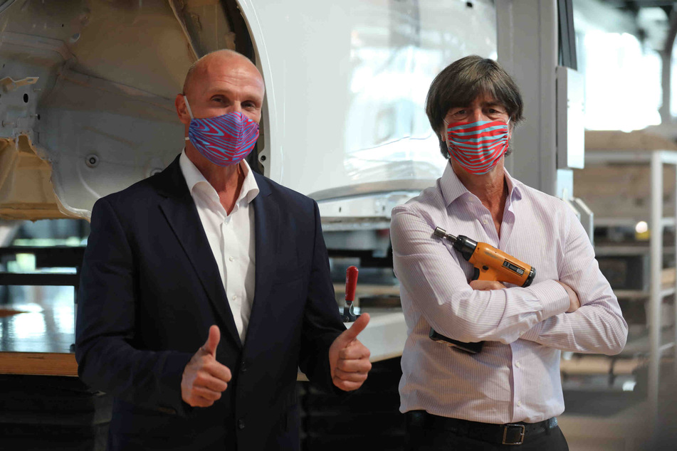 Daumen hoch, Schrauben auch. Joachim Löw zu Gast in der Gläsernen Manufaktur in Dresden.